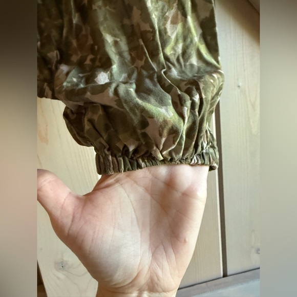 Cloth & Stone Elastic Shirred Top- Camouflage Floral - Picture 8 of 10